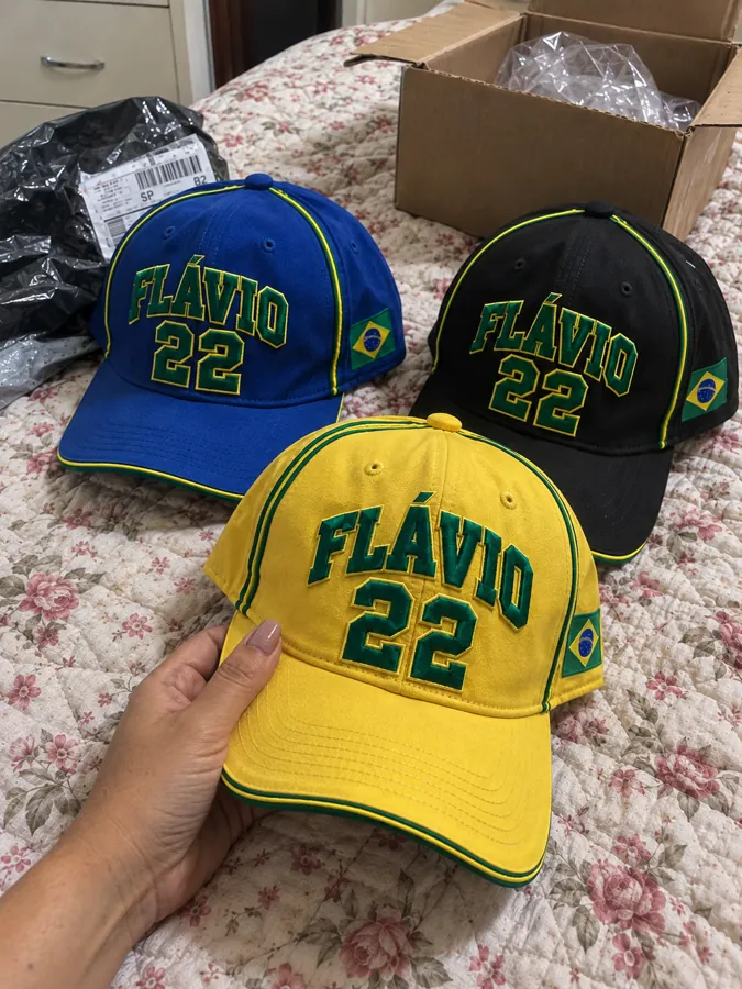 Bonés Flávio 22 nas cores preta, amarela e azul