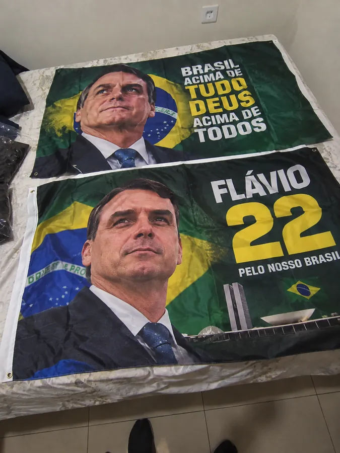 Duas bandeiras patriotas abertas mostrando as estampas